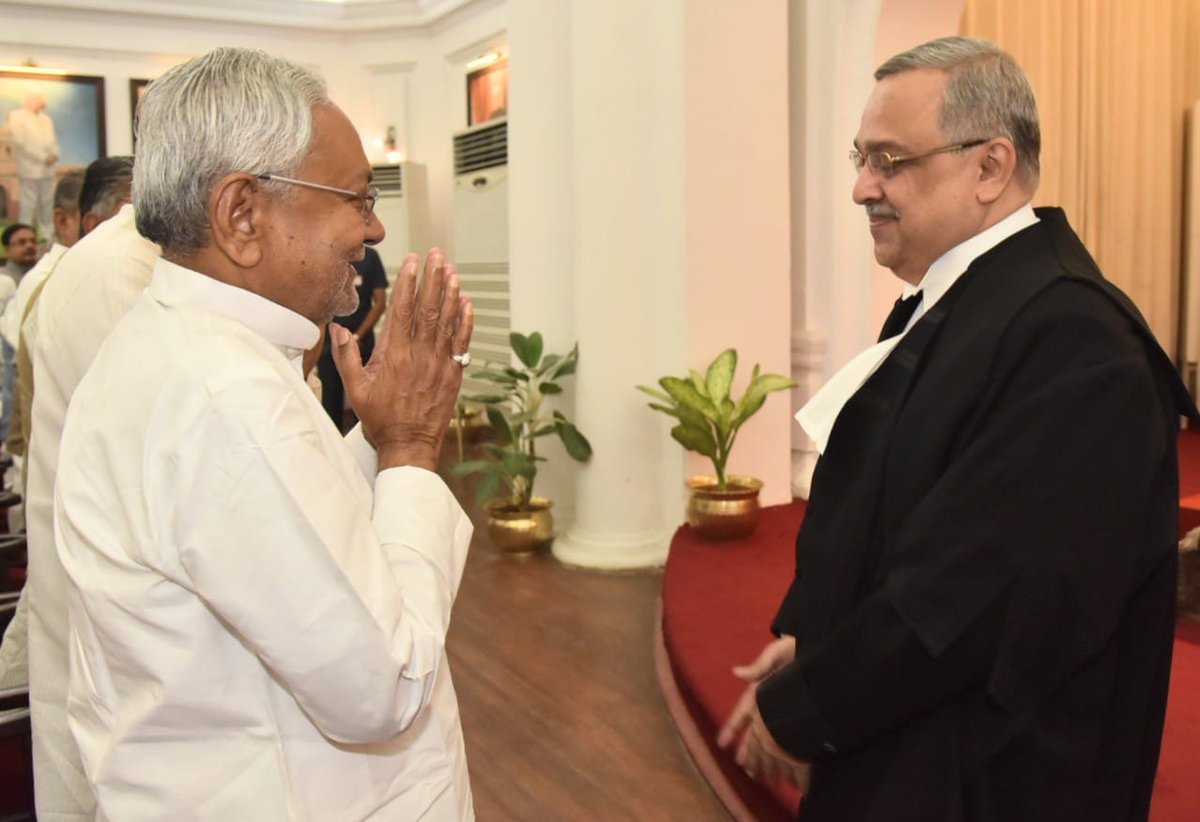 NitishKumar's tweet photo. पटना उच्च न्यायालय के माननीय मुख्य न्यायाधीश श्री कृष्णन विनोद चंद्रन जी के शपथ ग्रहण समारोह में शामिल हुआ। https://t.co/dW3mgzi3Ob
