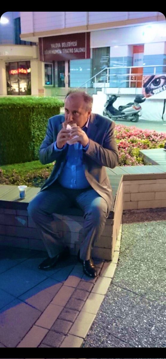 Fotoğrafta hiç estetik yok ama anlam olarak çok şey var! Halk adamıdır <a href="/vekilince/">Muharrem İNCE</a>