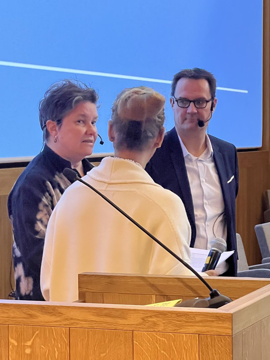 S_E_R_V's tweet photo. Ruim 250 deelnemers uit HR, preventiediensten, sectorfondsen …verzamelen vandaag op het event #werkbaarwerkt voor kennisuitwisseling en netwerken. Oa minister ⁦@jobrouns1⁩ onderstreepte het belang van preventie om mensen duurzaam aan de slag te houden https://t.co/ukgn82ljV8