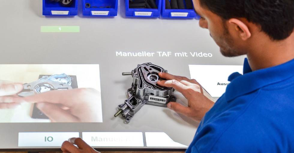 ManufacturingEU's tweet photo. Digital interactive assembly instructions. Do You know how this system works? Have you heard about this?

More info at:
https://t.co/x0cODzR5qk

#technology #digitaltransformation #smartfactory #Industry40 #assemblyline #manufacturing #smartmanufacturing #engineering #maintenance https://t.co/Y9ZARqAlZN