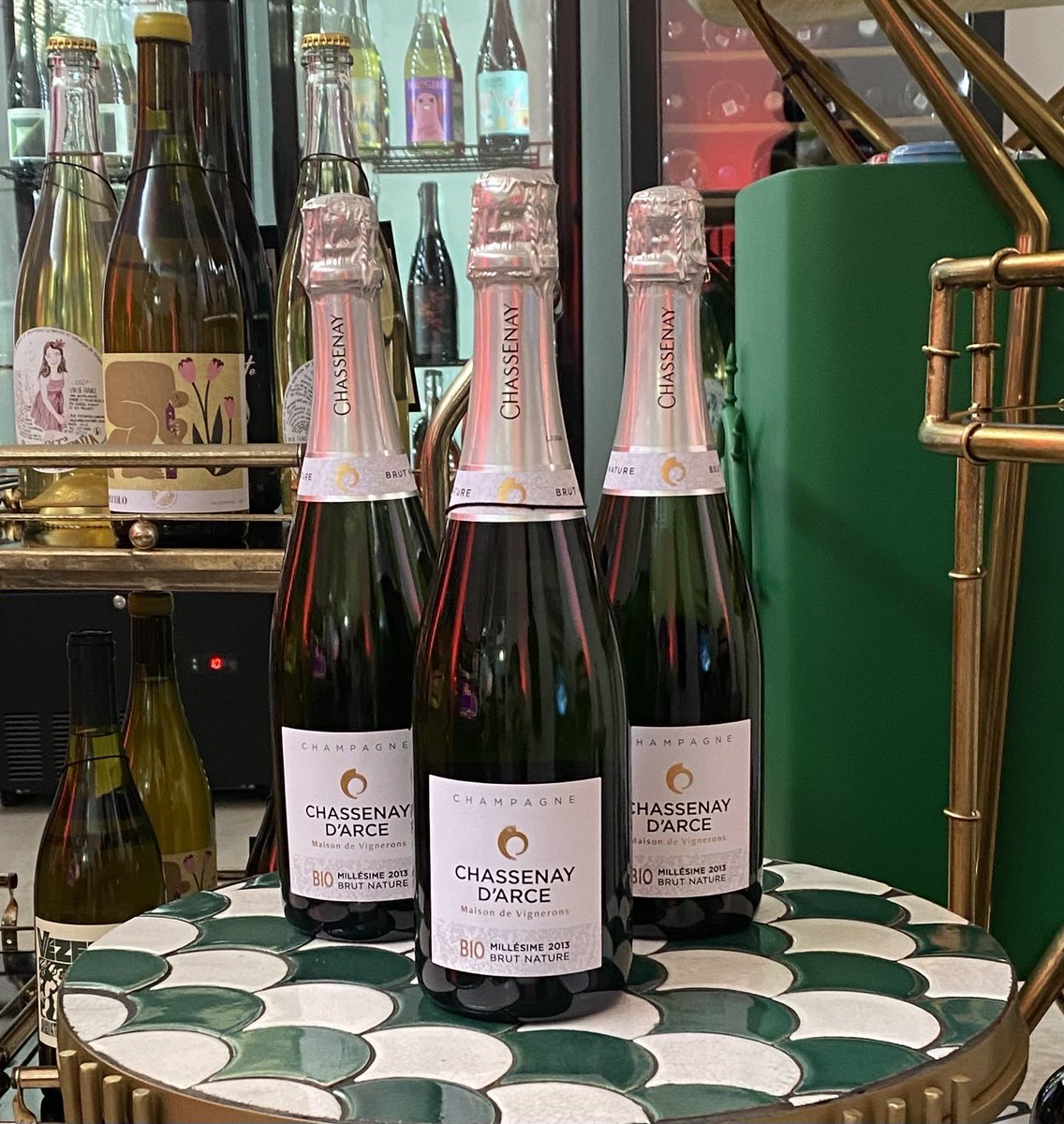 ARTBIZ_WINE's tweet photo. 去年、南青山にオープンした地球にやさしい製品だけを扱うおしゃれなブティック、Red, Gold and Greenのお酒コーナーにシャスネ・ダルスのビオシャンパンを置いていただきました。昭和歌謡曲を楽しめるサイケなジュークボックは一見の価値あり。https://t.co/w2ksRFAN7l　https://t.co/vmAq1VM8Zi https://t.co/rHyxahsS4z