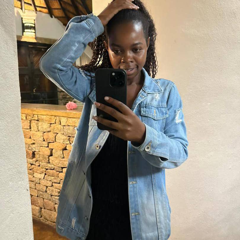 shakamangondo's tweet photo. WCW♥️ the most beautiful gal on this blue app pliz vanhu retweet,like until it reaches her….she took my heart with her…. Please bring her on my TL @KudzC  enjoy your day https://t.co/Oh12bp497U