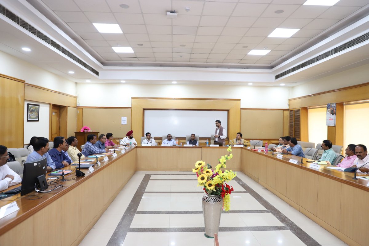 cpdtnbwed's tweet photo. Concluding the joint workshop organized by @ILONewDelhi &amp; @dtnbwed,  Sri Shashank Goel (Add. Sec., @LabourMinistry) asked both the organizations to forge a long-term partnership in the area of worker education, skill, OSH &amp; social security.
#decentwork https://t.co/zpiUeMPeUN