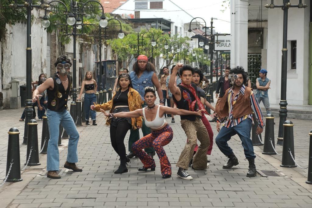 Setelah bereksplorasi dengan genre thriller, Garin Nugroho kembali menjajal pengalaman baru dengan menggarap film musikal bertajuk Melodrama.

Film yang mendapuk Nicholas Saputra sebagai pemeran utamanya ini direncanakan rilis pada tahun 2023.

Siapa sudah tak sabar? :)