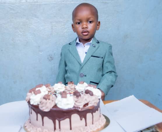 thug_mamadou's tweet photo. Joyeux anniversaire 🎂 a mon ami, ma force 💪 et ma joie de vivre #ThugJr.
Merci #Allah de m'avoir donner le bonheur là depuis maintenant 4ans j'ai un petit #Kalabanté qui joue avec moi tous les matin et que j'ambrasse chaque instant voilà une vrais bénédiction. https://t.co/81eESxHwvr