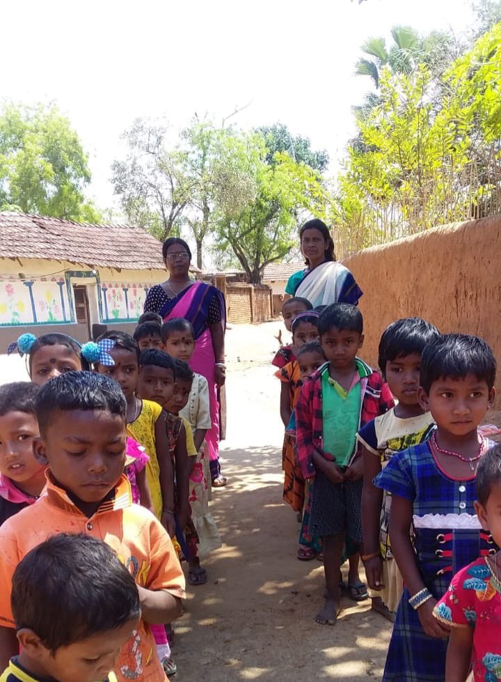 PoshanAbhyanJMT's tweet photo. विभिन्न आंगनबाड़ी केंद्र मे पोषण पखवाड़ा का आयोजन के क्रम मे आंगनबाड़ी केंद्र मे बच्चों को हाथ की साफसफाई सही तरीके से नही करने के नुकसान और साफसफाई करने के फायदों पर माताओं और बच्चों को प्रेरित किया गया@MinistryWCD @PoshanAbhiyaan @JharkhandPoshan @JobaMajhi @Dist_Admin_Jmt https://t.co/3TZTqOE4tD