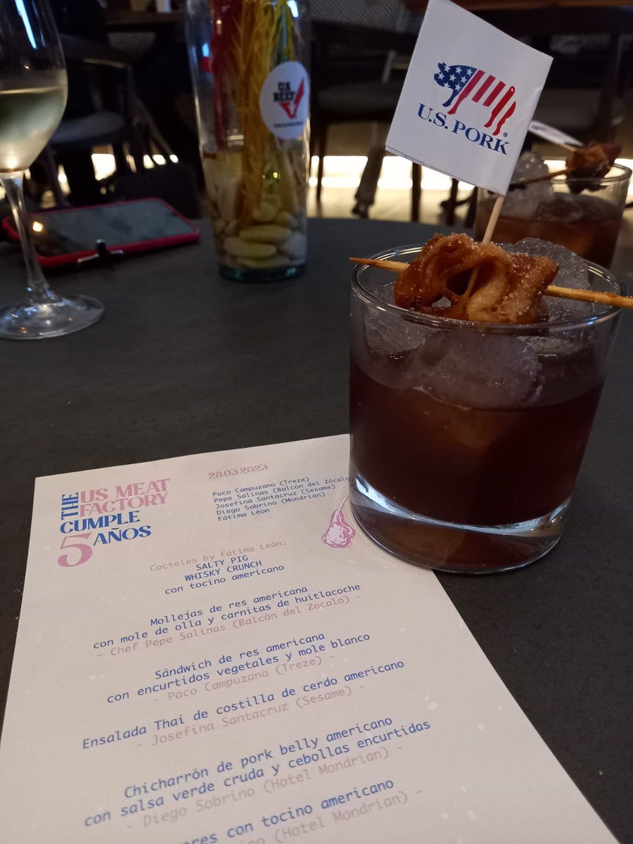 FoodandTravelMX's tweet photo. En esta celebración de #USMeatFactory de #USMeat tenemos un line up de lujo como #JosefinaSantacruz con una ensalalada thai con costilla de cerdo américa y #DiegoSobrino con taco de chicharrón de pork belly americano. https://t.co/La0RNuFZwU