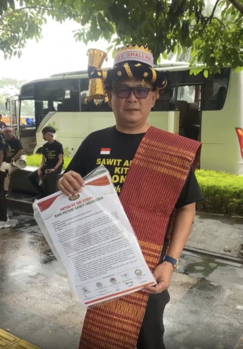 IndonesiaPalm's tweet photo. A petition signed by @Asosiasi_Samade @DApkasindo #ASPEKPIR #FORMASI and #SantariTaniNU was delivered to @uni_eropa and @DubesUniEropa during today’s protest &amp; underscored the concerns on Indonesia’s small farmers #NoCropApartheid #JusticeforPalmOil https://t.co/W8YyE9jQYI