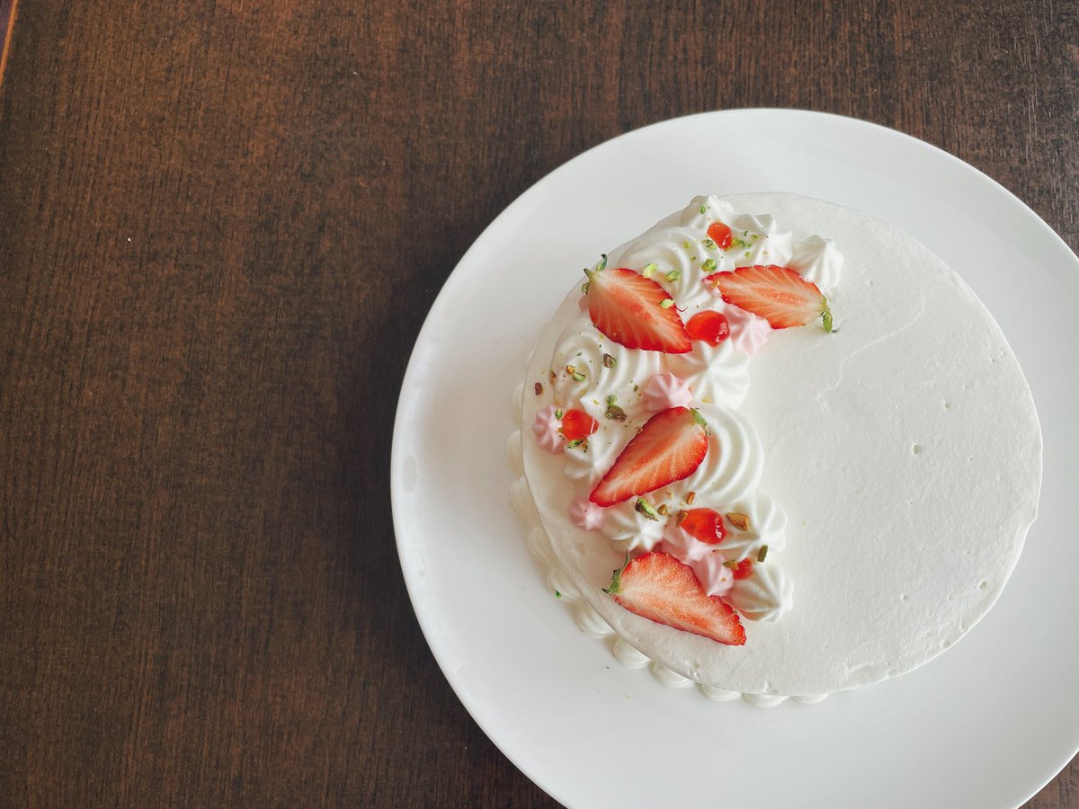 UmbFWt's tweet photo. 久しぶりにショートケーキをつくってみた🍰 
イチゴ🍓のショートケーキにピスタチオをパラパラ散らすのが好きだ〜

 #お菓子作り https://t.co/OLOtOr02wn