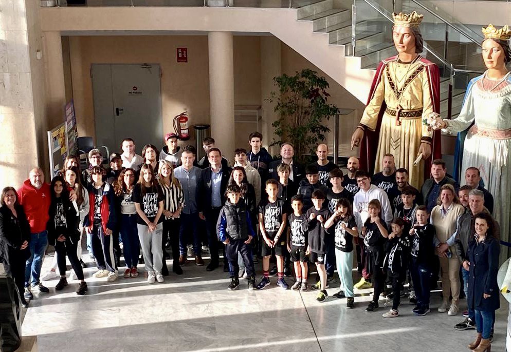 lluisabella's tweet image. Acompanyant al Club de #Muaythai i #Boxa de #Cambrils a la recepció que li hem ofert a @ajcambrils . Un dels clubs que darrerament ha crescut més en nombre d’esportistes. Enhorabona a tots i sobretot al seu President, el Salvador Gaya l’alma màter d’aquest club #esport