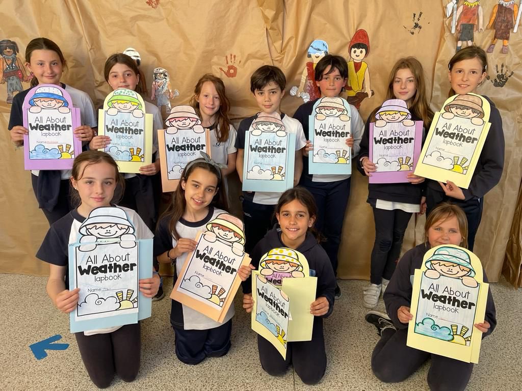 AgustinosGR's tweet photo. En 4º de Primaria han trabajado el tiempo atmosférico en Inglés y Ciencias de la Naturaleza con el libro de solapas “All About Wheather” que trata el vocabulario relativo al clima, los tipos de nubes y los tipos de clima severo.
#allaboutweather #englishisfun #juntos #together https://t.co/z0MEiLNAME
