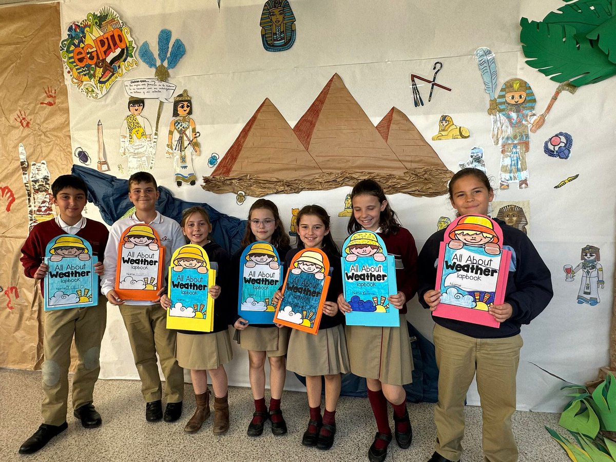AgustinosGR's tweet photo. En 4º de Primaria han trabajado el tiempo atmosférico en Inglés y Ciencias de la Naturaleza con el libro de solapas “All About Wheather” que trata el vocabulario relativo al clima, los tipos de nubes y los tipos de clima severo.
#allaboutweather #englishisfun #juntos #together https://t.co/z0MEiLNAME