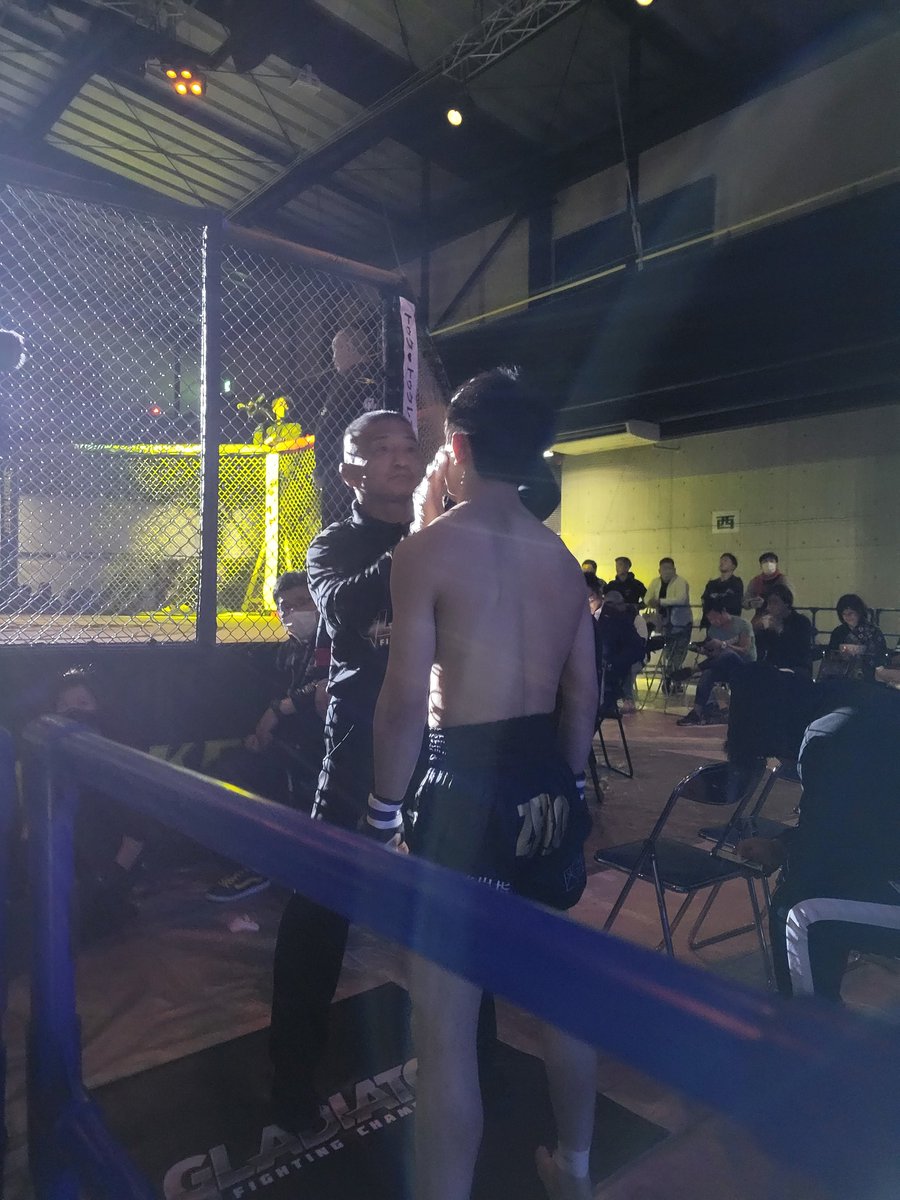 AuwingauKazuki's tweet photo. GLADIATOR021
田中選手対木村選手。
グラシでは秒殺が多い木村選手がまたもやってくれました。
ハイキックで秒殺KO勝ち。
みんな準備が出来てないぐらい早かった。
なのラウンドガール二人載せておきます。
#Gladiator021 https://t.co/NtjK23NdBA