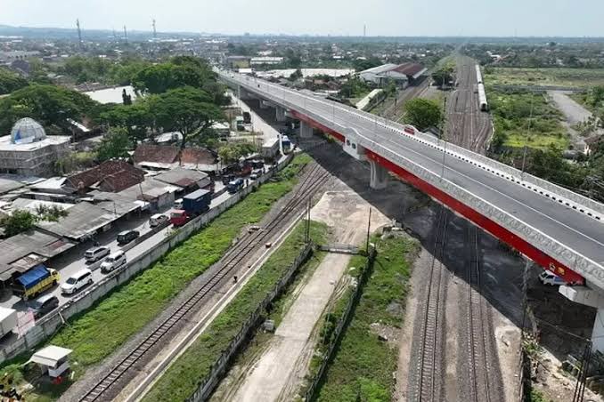 Politisasi olahraga dapat kita saksikan di bawah fly over Mranggen . Di situlah dahulu Bung Karno menyambut api abadi untuk even olahraga tandingan olimpiade yaitu GANEFO, Karena pada Asian games kita tdk mengundang Israel dan Taiwan, maka KOI tidak mengundang kita Di Olimpiade.