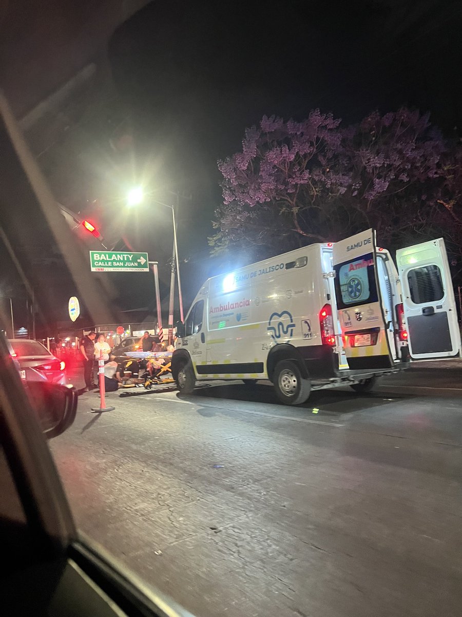 AradiaE's tweet photo. @Trafico_ZMG  persona atropellada en López Mateos  a la altura de el Palomar de sur a norte https://t.co/G2Ym44Gt5a
