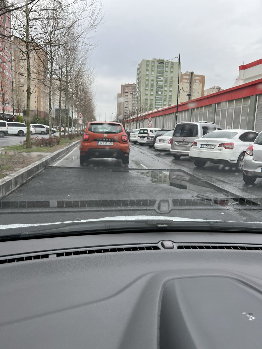 Esenyurt Bauhaus girişindeki yol. Genel olarak bütün yollar bu şekilde berbat halde.Rogar kapaklarını sanki inadına yapmışsınız gibi yerden yüksekte.Sokaklar les gibi. Ne yürüyebilelim ne araba kullanabilelim.İnsanı yaşamaktan soğutuyorsunuz. <a href="/istanbulbld/">İstanbul Büyükşehir Belediyesi</a>