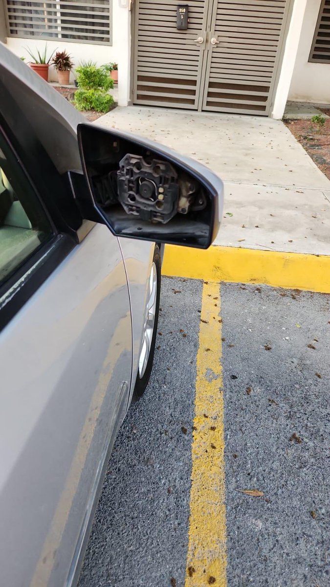 SoyDeSanNicolas's tweet photo. 🚨Un ola de robos de autopartes la qué hay en Hacienda Los Morales #SanNicolas 🚗🐀 los ladrones aprovechan la poca vigilancia en la zona y roban de todo en el estacionamiento de los departamentos @GobSanNicolas @daniel_carrillo pedimos seguridad y patrullaje @TSHdaLosMorales https://t.co/5pDq8freeu