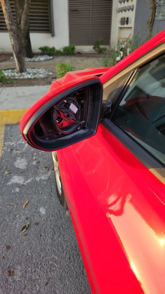 SoyDeSanNicolas's tweet photo. 🚨Un ola de robos de autopartes la qué hay en Hacienda Los Morales #SanNicolas 🚗🐀 los ladrones aprovechan la poca vigilancia en la zona y roban de todo en el estacionamiento de los departamentos @GobSanNicolas @daniel_carrillo pedimos seguridad y patrullaje @TSHdaLosMorales https://t.co/5pDq8freeu