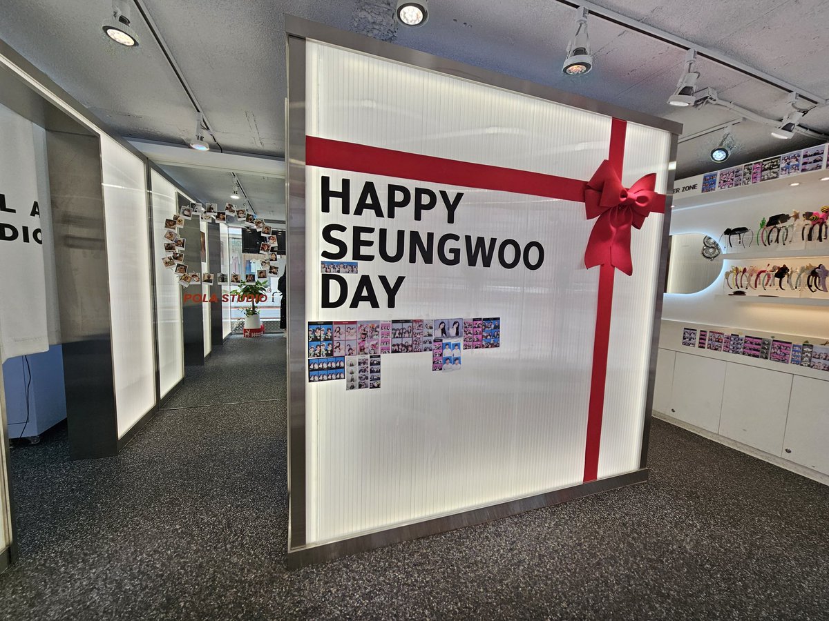 btopia_19's tweet photo. 평소 셀카도 잘 안 찍는데 스누 생일에 부리나케 달려간 폴라스튜디오! 거울에 붙어있는 사진들 아기자기하고 예쁘게 웃고 있는 스누 포스터 너무 탐났다ㅠㅜ (인증샷 찍는데 다가온 울집 막냉이❤️)
#Actor_of_Our_Days
#봄에_만난_조승우 https://t.co/6eBabFLV3P