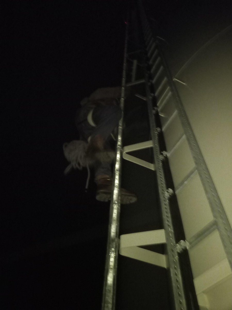 Grade klettern einige Aktivist:innen unter dem Motto "Gas is over" auf die Türme des Gaskraftwerks in Jena-Winzerla.
Sie protestieren für eine Energiewende und gegen die Verbrennung fossiler Rohstoffe.
Dazu muss jetzt gehandelt werden. We <a href="/block_gas/">Block Gas Alliance</a> !
#J2903