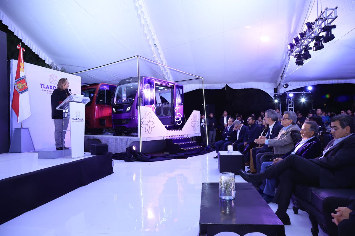 La gobernadora <a href="/LorenaCuellar/">Lorena Cuéllar</a> y el empresario Alfredo Chedraui Obeso presentaron oficialmente el proyecto #AutotrénTlaxcala, para optimizar la movilidad de la población a través de un sistema de transporte público rápido, cómodo y sustentable.
🔗 bit.ly/3lObKtk