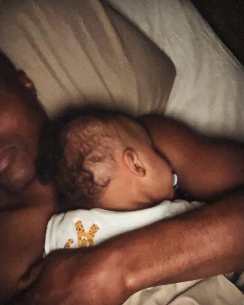 4 dagen heeft hij niet zo in papa’s armen kunnen liggen en vannacht kroop hij meteen weer op me en daar ligt hij nog😂
Maar ik denk, dat ik dit, stiekem van ons 2, het meest hebt gemist🥺🥰

Maar Shhh niks zeggen tegen Nió 😅❤️

Goeiemorgen iedereen, maak er een mooie dag van🙏🏾