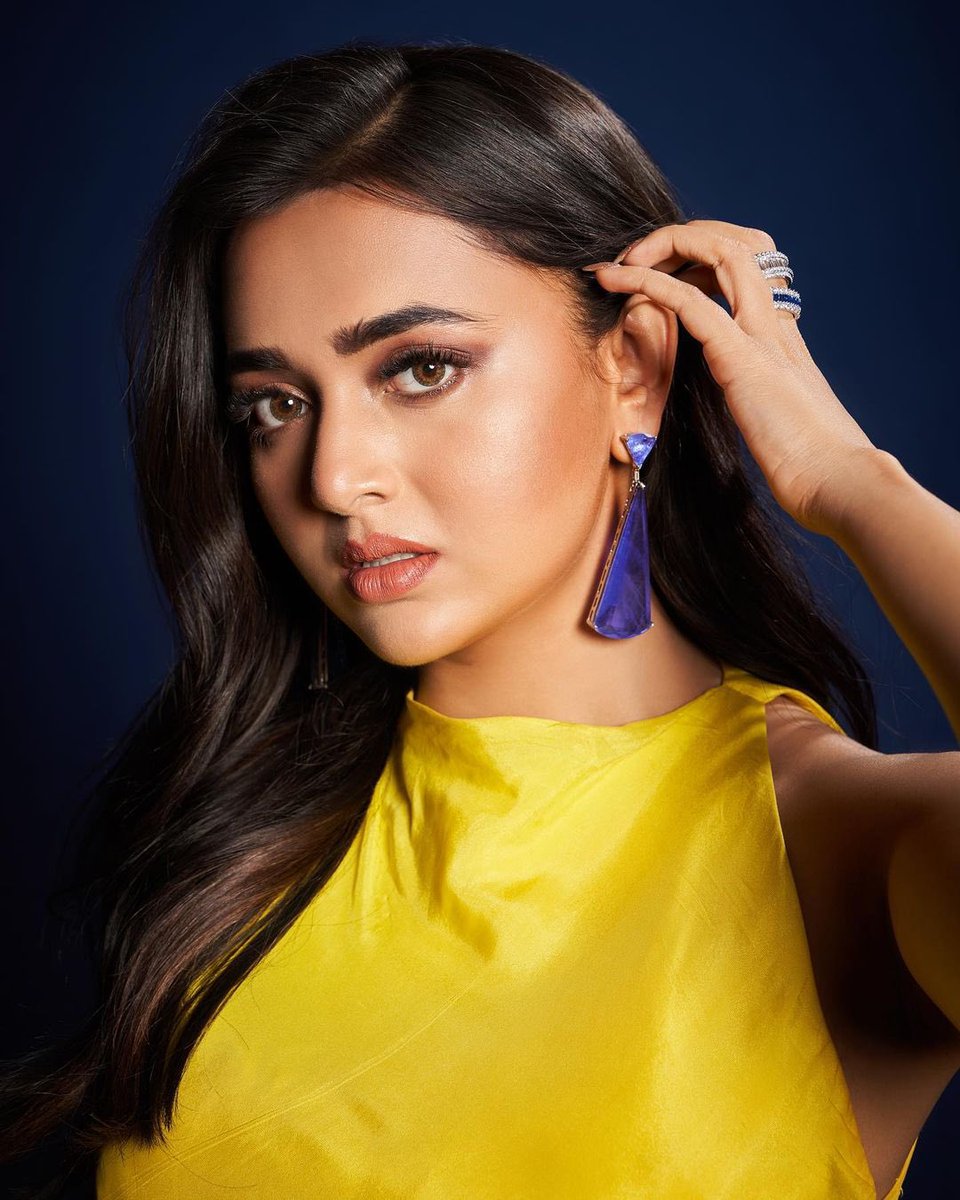 jsolu_tions's tweet image. Just cant take our eyes off 🔥💛
@itsmetejasswi as she dazzles in a yellow thigh-high slit dress.
#TejasswiPrakash #jsolutions