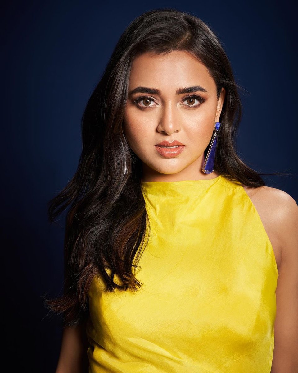jsolu_tions's tweet image. Just cant take our eyes off 🔥💛
@itsmetejasswi as she dazzles in a yellow thigh-high slit dress.
#TejasswiPrakash #jsolutions