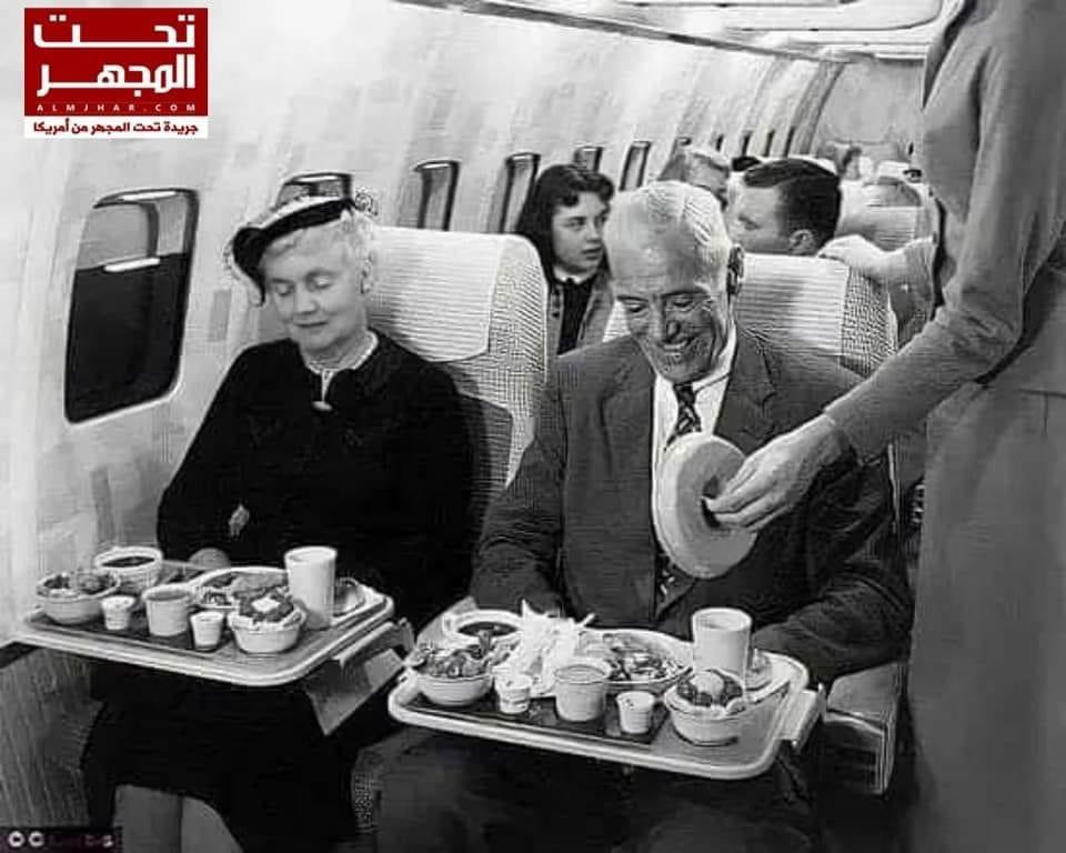 انتهت إجازته وركب الطائرة عائداً إلى بلده .. بجانبه إمرأة مسنة من الفلاحات .. في الطائرة قاموا بتقديم وجبات الطعام ومع كل وجبة قطعة حلوى بيضاء .. المرأة المسنة فتحت قطعة ( الحلوى ) و بدأت تأكلها بقطعة خبز ظناً منها أنها قطعة جبنة بسبب اللون الأبيض .. وعندما اكتشفت أنها شعرت