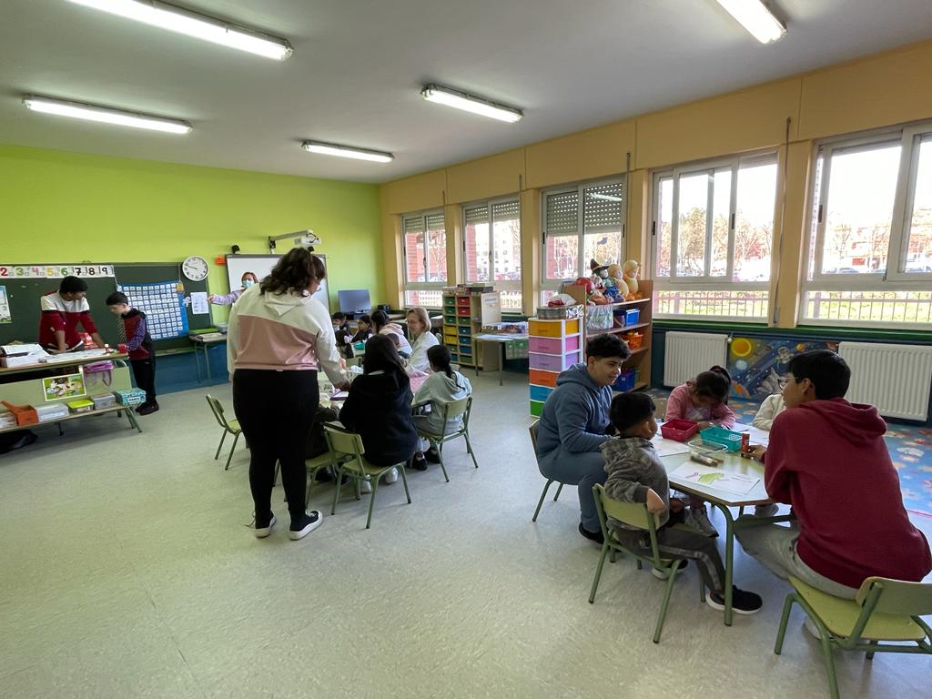 CeipNSAsuncion's tweet photo. Taller de cuentacuentos y encuadernación.Espectacular el trabajo de los grupos de infantil del @CeipNSAsuncion https://t.co/mwKV0F0N2L