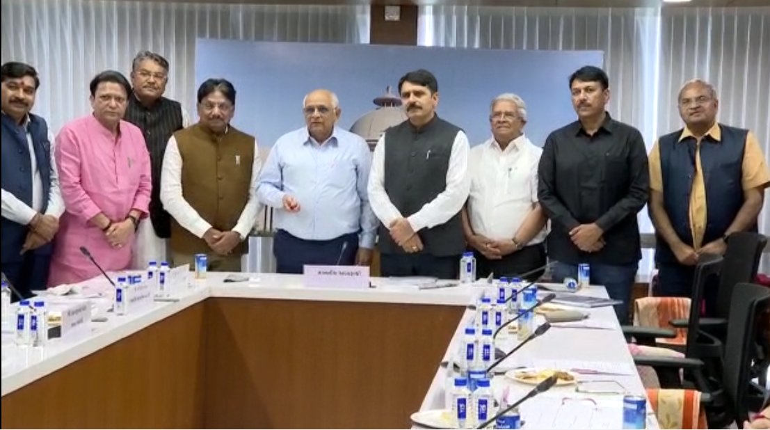 ગુજરાત વિધાનસભાની YouTube ચેનલનો CM ભૂપેન્દ્ર પટેલના હસ્તે પ્રારંભ, યુટ્યુબ ચેનલ થકી સંસદીય કાર્યપ્રણાલી પ્રજા સુધી પહોંચશે, વિધાનસભા સંકુલમાં થતા કાર્યક્રમની વીડિયો ક્લીપ મૂકવામાં આવશે

#gujaratvidhasabha #youtubechannel <a href="/Bhupendrapbjp/">Bhupendra Patel</a> <a href="/CMOGuj/">CMO Gujarat</a>  #VtvGujarati