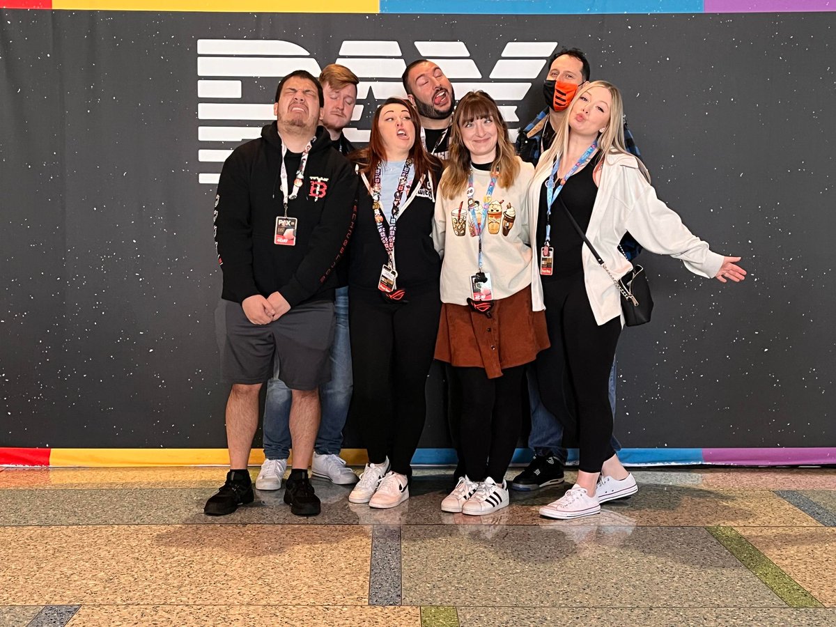 Olivehobbits's tweet photo. Love these peeps!😋💖 #PAXEast https://t.co/S8Sd1jLNnU
