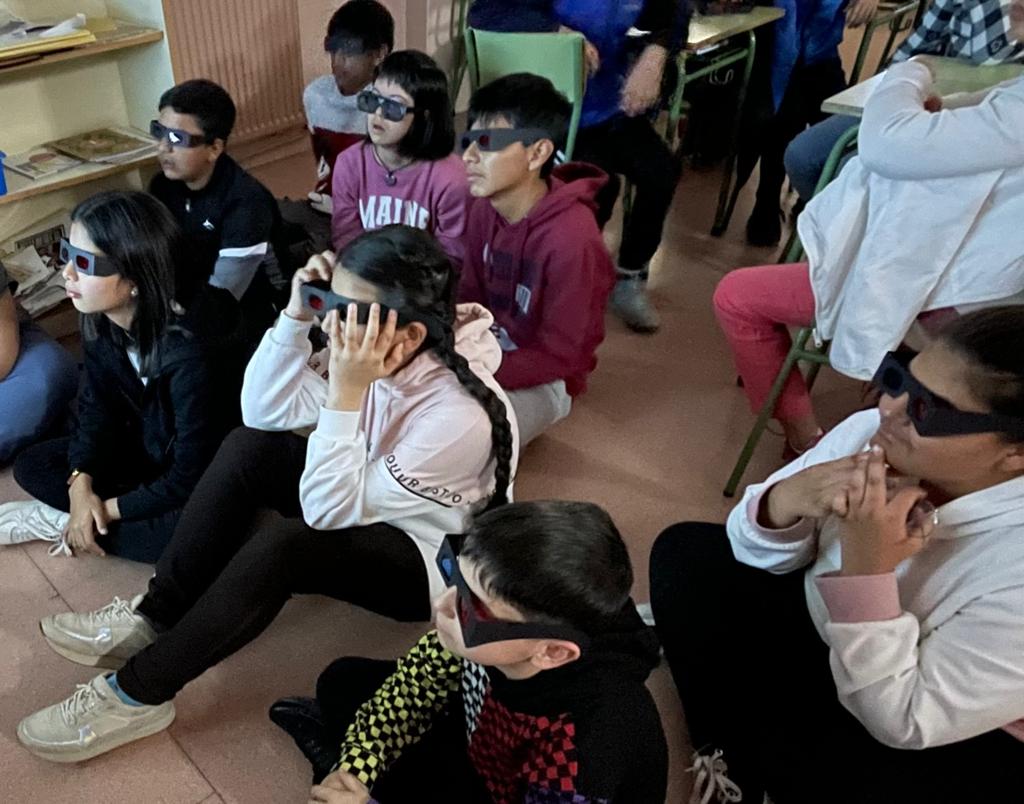 CeipNSAsuncion's tweet photo. Cine en 3D con gafas artesanas... maratón de talleres en @CeipNSAsuncion https://t.co/9Oy0Bf9K1y