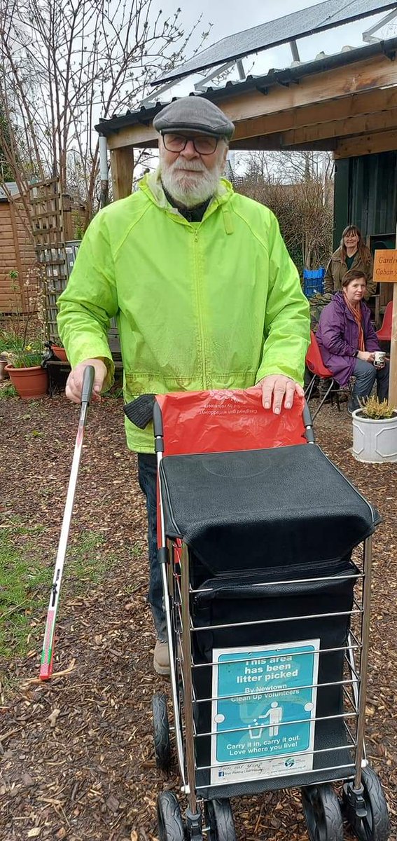 PowysRecycles's tweet photo. Delighted to see dedicated local volunteer presented with new litter picking trolley by @KwtPowys to help segregate recycling from refuse on the go &amp; keep Powys clean &amp; green. 

🏴󠁧󠁢󠁷󠁬󠁳󠁿 💚 ♻️ 🚮 #CaruCymru 

89 years young and still litter picking daily around town 👏 👏 👏 https://t.co/lst8PTKRkn