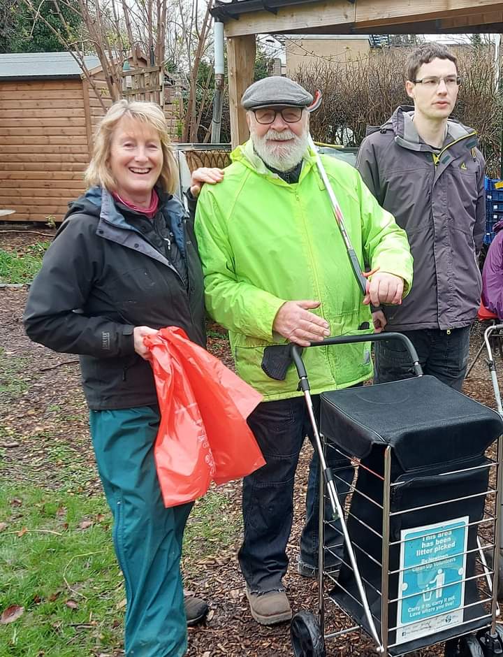 PowysRecycles's tweet photo. Delighted to see dedicated local volunteer presented with new litter picking trolley by @KwtPowys to help segregate recycling from refuse on the go &amp; keep Powys clean &amp; green. 

🏴󠁧󠁢󠁷󠁬󠁳󠁿 💚 ♻️ 🚮 #CaruCymru 

89 years young and still litter picking daily around town 👏 👏 👏 https://t.co/lst8PTKRkn