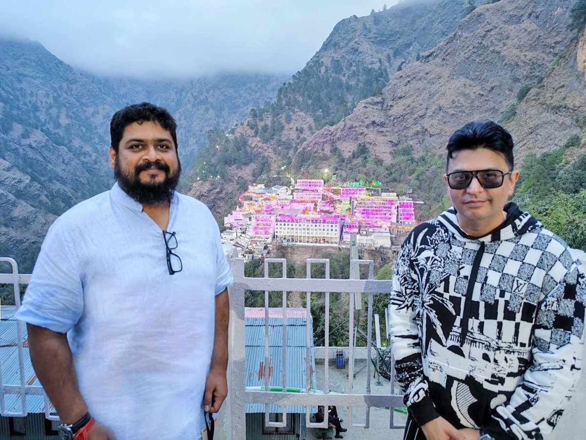 To a #MangalkaariShurwaat! Producer #BhushanKumar and Director #OmRaut reach #VaishnoDevi to seek blessings for #Adipurush!

Check it out: bit.ly/40GJzLU
