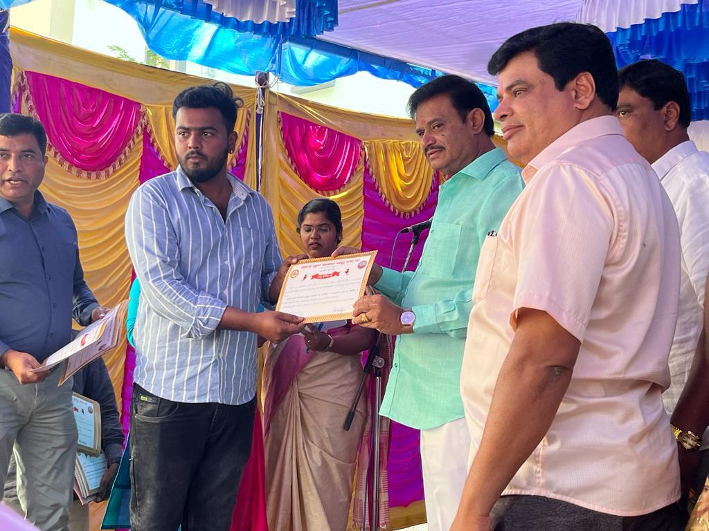 KVCDCofficial's tweet photo. ಮಾನ್ಯ ತೋಟಗಾರಿಕೆ ಮತ್ತು ಯೋಜನೆ ಮತ್ತು ಸಾಂಖ್ಯಿಕ ಸಚಿವರು ಹಾಗೂ ರಾಜರಾಜೇಶ್ವರಿ ವಿಧಾನಸಭಾಕ್ಷೇತ್ರದ ಶಾಸಕರಾದ ಶ್ರೀ ಮುನಿರತ್ನರವರು ಕರ್ನಾಟಕ ಒಕ್ಕಲಿಗ ಸಮುದಾಯ ಅಭಿವೃದ್ಧಿ ನಿಗಮದ ವಿವಿಧ ಯೋಜನೆಯ ಫಲಾನುಭವಿಗಳಿಗೆ ಸಲವತ್ತು ವಿತರಣೆ ಮಾಡಿದರು.  ನಿಗಮದ  ವ್ಯವಸ್ಥಾಪಕ ನ��ರ್ದೇಶಕರಾದ  ಡಾ.ಕೆ.ಮುರಳಿಧರ ಭಾಗವಹಿಸಿದ್ದರು.@MunirathnaMLA https://t.co/eD4YtpJ2zD