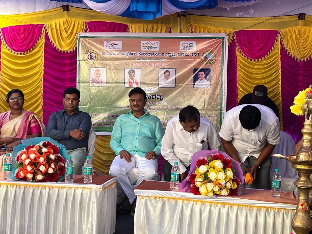 KVCDCofficial's tweet photo. ಮಾನ್ಯ ತೋಟಗಾರಿಕೆ ಮತ್ತು ಯೋಜನೆ ಮತ್ತು ಸಾಂಖ್ಯಿಕ ಸಚಿವರು ಹಾಗೂ ರಾಜರಾಜೇಶ್ವರಿ ವಿಧಾನಸಭಾಕ್ಷೇತ್ರದ ಶಾಸಕರಾದ ಶ್ರೀ ಮುನಿರತ್ನರವರು ಕರ್ನಾಟಕ ಒಕ್ಕಲಿಗ ಸಮುದಾಯ ಅಭಿವೃದ್ಧಿ ನಿಗಮದ ವಿವಿಧ ಯೋಜನೆಯ ಫಲಾನುಭವಿಗಳಿಗೆ ಸಲವತ್ತು ವಿತರಣೆ ಮಾಡಿದರು.  ನಿಗಮದ  ವ್ಯವಸ್ಥಾಪಕ ನ��ರ್ದೇಶಕರಾದ  ಡಾ.ಕೆ.ಮುರಳಿಧರ ಭಾಗವಹಿಸಿದ್ದರು.@MunirathnaMLA https://t.co/eD4YtpJ2zD