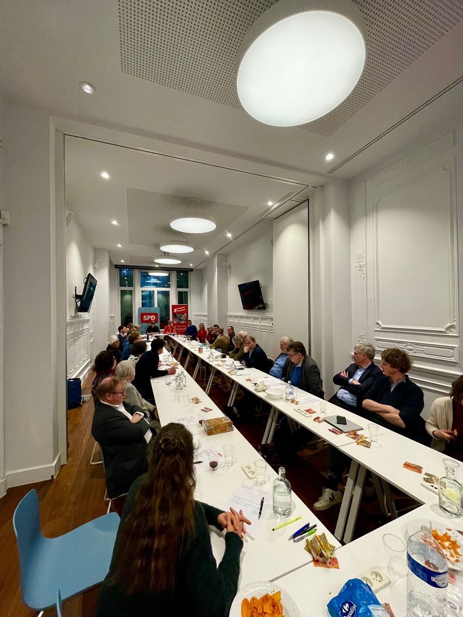 Volles Haus gestern bei unserer Jahreshauptversammlung. Neben vielen Ehrungen, wurden <a href="/hadviger/">Tara Hadviger</a> und <a href="/GranStefan/">...</a> für weitere 2 Jahre als Ko-Voesitzende bestätigt und wir durften auch MdEP <a href="/gabischoff/">Gaby Bischoff 🇪🇺</a> als Gast begrüßen. Vielen Dank fürs kommen! <a href="/spdde/">SPD Parteivorstand 🇪🇺</a> #SPD