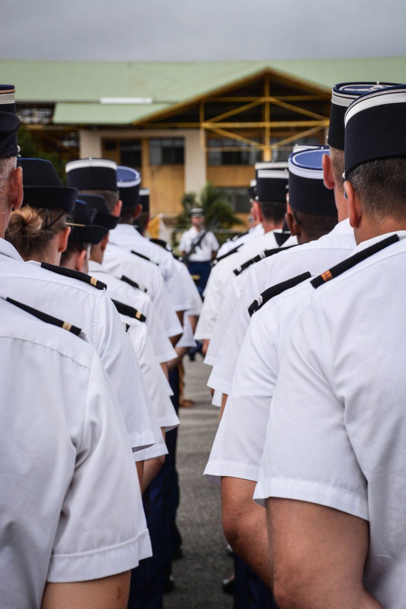 PorteparoleGN's tweet image. A Cayenne, le DGGN @Ch_RGZ était aux côtés de la famille du MDC Arnaud Blanc et de ses camarades du #GIGN et de Guyane.
Avec émotion, il leur a témoigné sa solidarité et les a assuré du soutien de la @Gendarmerie.
Toute la Nation rendra hommage vendredi à ce #héros.
#VousProtéger