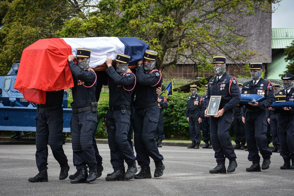 PorteparoleGN's tweet image. A Cayenne, le DGGN @Ch_RGZ était aux côtés de la famille du MDC Arnaud Blanc et de ses camarades du #GIGN et de Guyane.
Avec émotion, il leur a témoigné sa solidarité et les a assuré du soutien de la @Gendarmerie.
Toute la Nation rendra hommage vendredi à ce #héros.
#VousProtéger