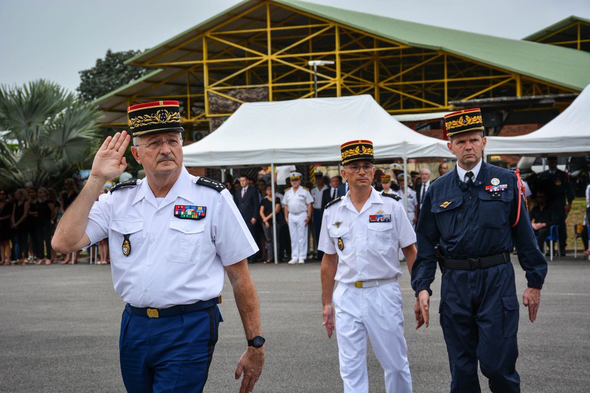 PorteparoleGN's tweet image. A Cayenne, le DGGN @Ch_RGZ était aux côtés de la famille du MDC Arnaud Blanc et de ses camarades du #GIGN et de Guyane.
Avec émotion, il leur a témoigné sa solidarité et les a assuré du soutien de la @Gendarmerie.
Toute la Nation rendra hommage vendredi à ce #héros.
#VousProtéger
