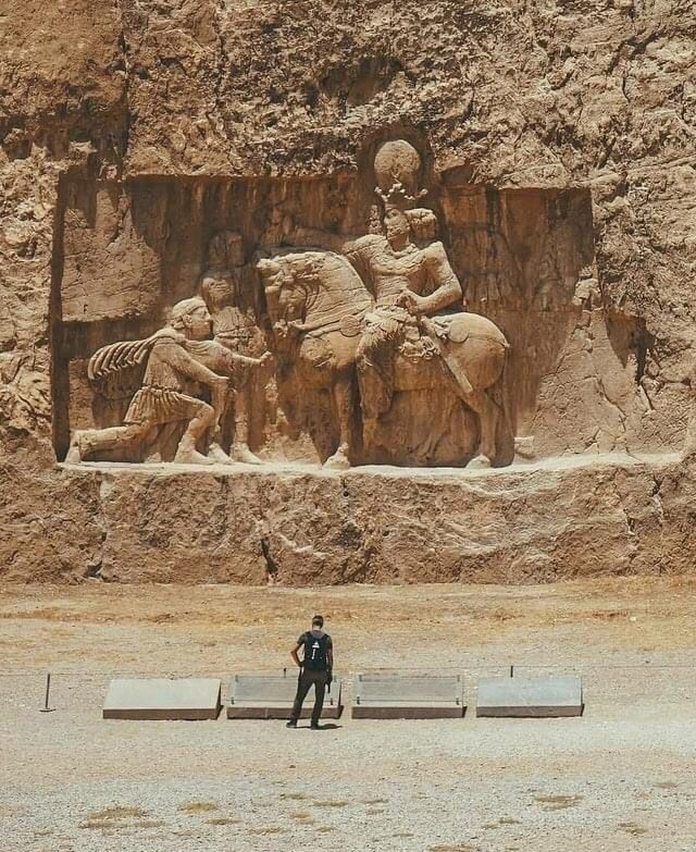 thepatriotsasia's tweet photo. "Ukiran Maharaja Rom Menyembah Kaki Maharaja Parsi." 

Adegan inilah yang terukir di bebatuan Naqsh-e Rostam, Iran. Maharaja Valerian digambarkan melutut sambil tak dihiraukan oleh Maharaja Shapur I. Dia punya loser tu, Valerian nak bercakap dengan Shapur I pun tak layak. https://t.co/nH510WxoJw