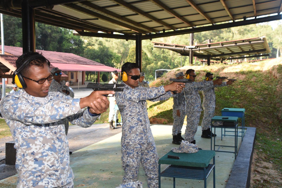 kd_terengganu's tweet photo. 29 Mac 23
“Dont decrease the goal, increase the effort”
1 peluru 1 musuh. Kemahiran bertempur Warga GANUPADU berjaya ditingkatkan melalui latihan penembakan senjata kecil @kd_terengganu.
#Ganupadu
#weareready
#alwaysexcellent https://t.co/bRUhLhXtxw