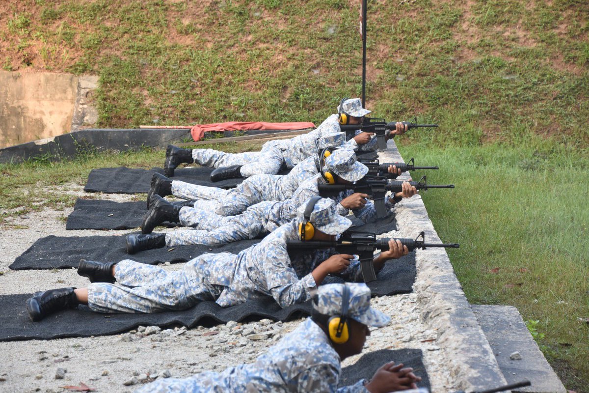 kd_terengganu's tweet photo. 29 Mac 23
“Dont decrease the goal, increase the effort”
1 peluru 1 musuh. Kemahiran bertempur Warga GANUPADU berjaya ditingkatkan melalui latihan penembakan senjata kecil @kd_terengganu.
#Ganupadu
#weareready
#alwaysexcellent https://t.co/bRUhLhXtxw