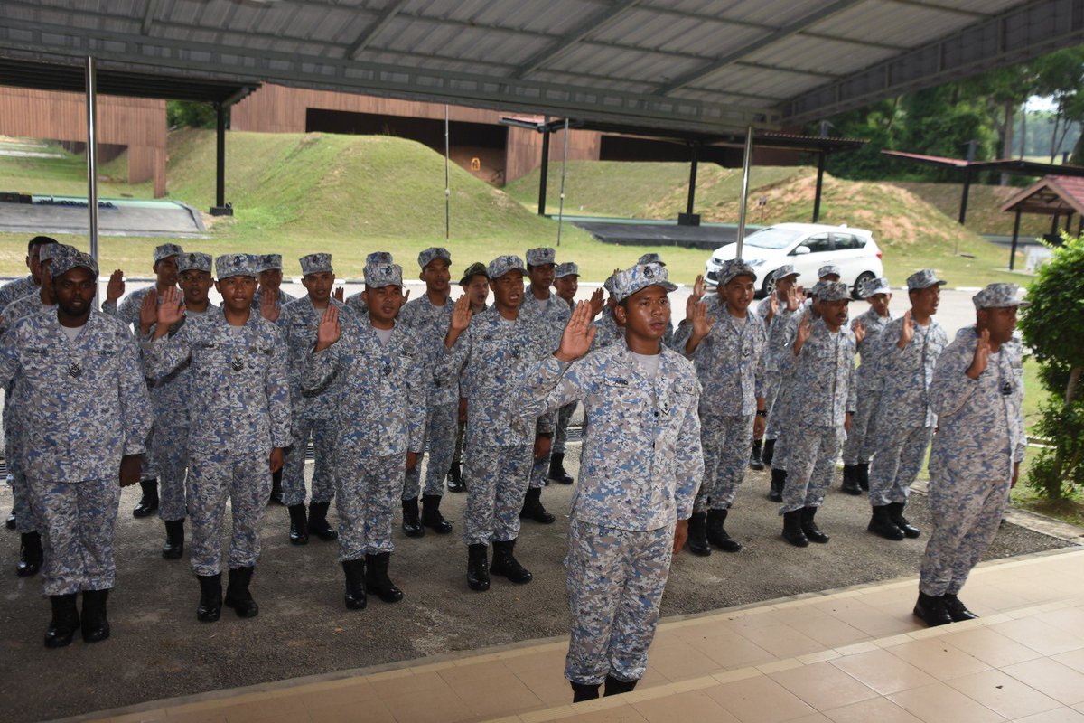 kd_terengganu's tweet photo. 29 Mac 23
“Dont decrease the goal, increase the effort”
1 peluru 1 musuh. Kemahiran bertempur Warga GANUPADU berjaya ditingkatkan melalui latihan penembakan senjata kecil @kd_terengganu.
#Ganupadu
#weareready
#alwaysexcellent https://t.co/bRUhLhXtxw