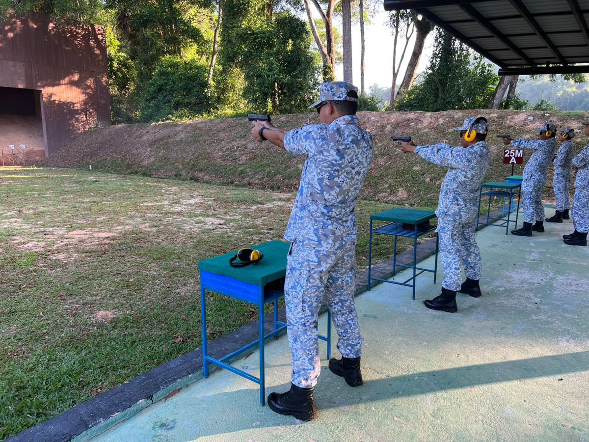 kd_terengganu's tweet photo. 29 Mac 23
“Dont decrease the goal, increase the effort”
1 peluru 1 musuh. Kemahiran bertempur Warga GANUPADU berjaya ditingkatkan melalui latihan penembakan senjata kecil @kd_terengganu.
#Ganupadu
#weareready
#alwaysexcellent https://t.co/bRUhLhXtxw