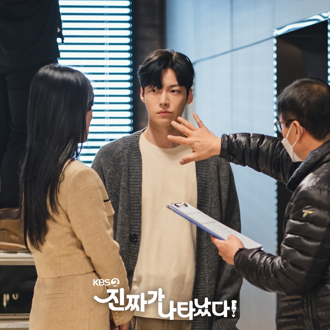 k_dramaindo_'s tweet photo. KBS #TheRealOneHasAppeared behind the scene cuts : #BaekJinHee  #AhnJaeHyun https://t.co/6d66qMgCyP