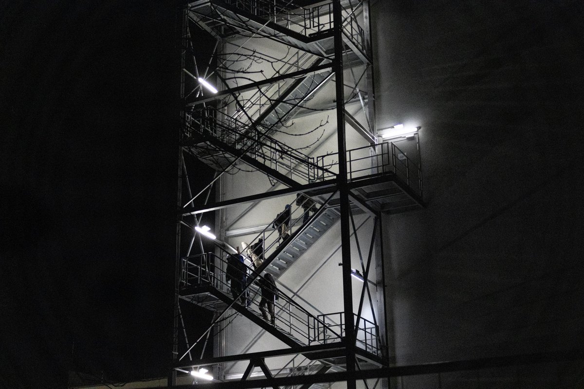 Seit heute morgen befinden sich Klimaaktivist*innen auf dem Turm des #Gaskraftwerk in #Jena. Sie protestieren gegen die bisherige Verzögerung des Klimaaktionplans in Jena und die geplanten langen Vertragslaufzeiten der #LNG-Terminals.

#EuropeanGasConference #BlockGas
