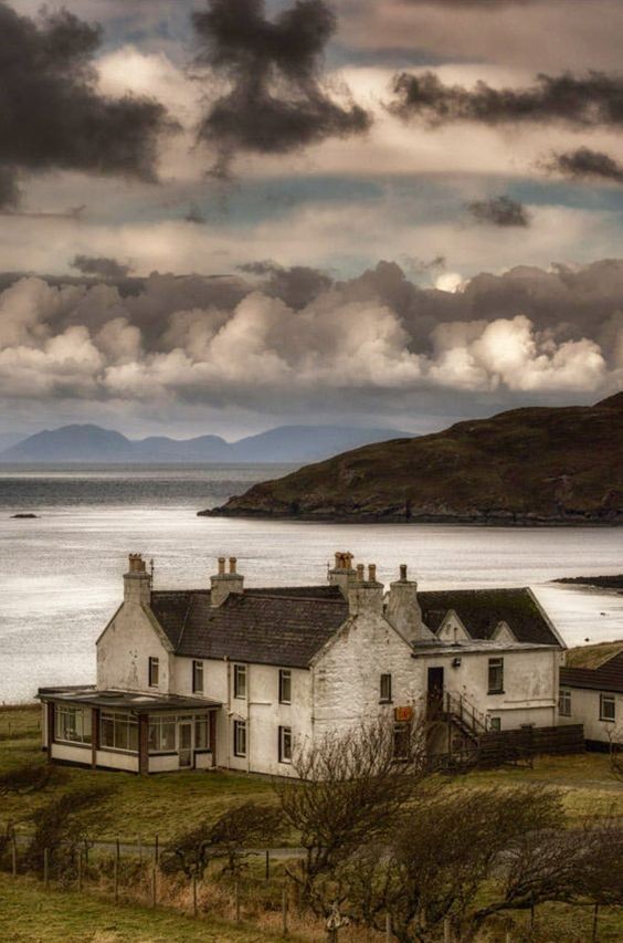 Duntulm, Tulm Island,photography by Pascal Bobillon.

I think this would be another contender for that gathering of writers retreats! I suspect my writing would veer to the Gothic here... what about you?
Good morning!

#WritersRetreat #DreamPlaces #Photography #Wednesday #HumpDay
